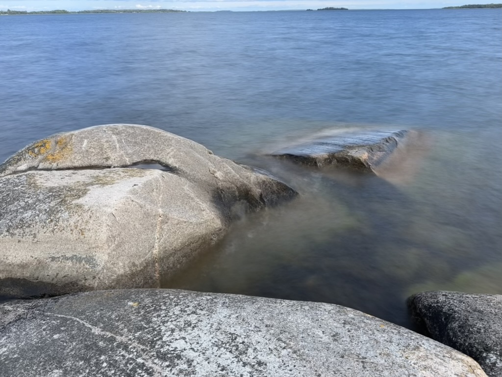 Klippor och vatten vid Blidös strand i Stockholms skärgård